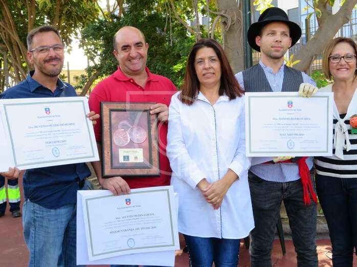 Una joven ofrece una degustación de naranjas de Telde (Foto TA)